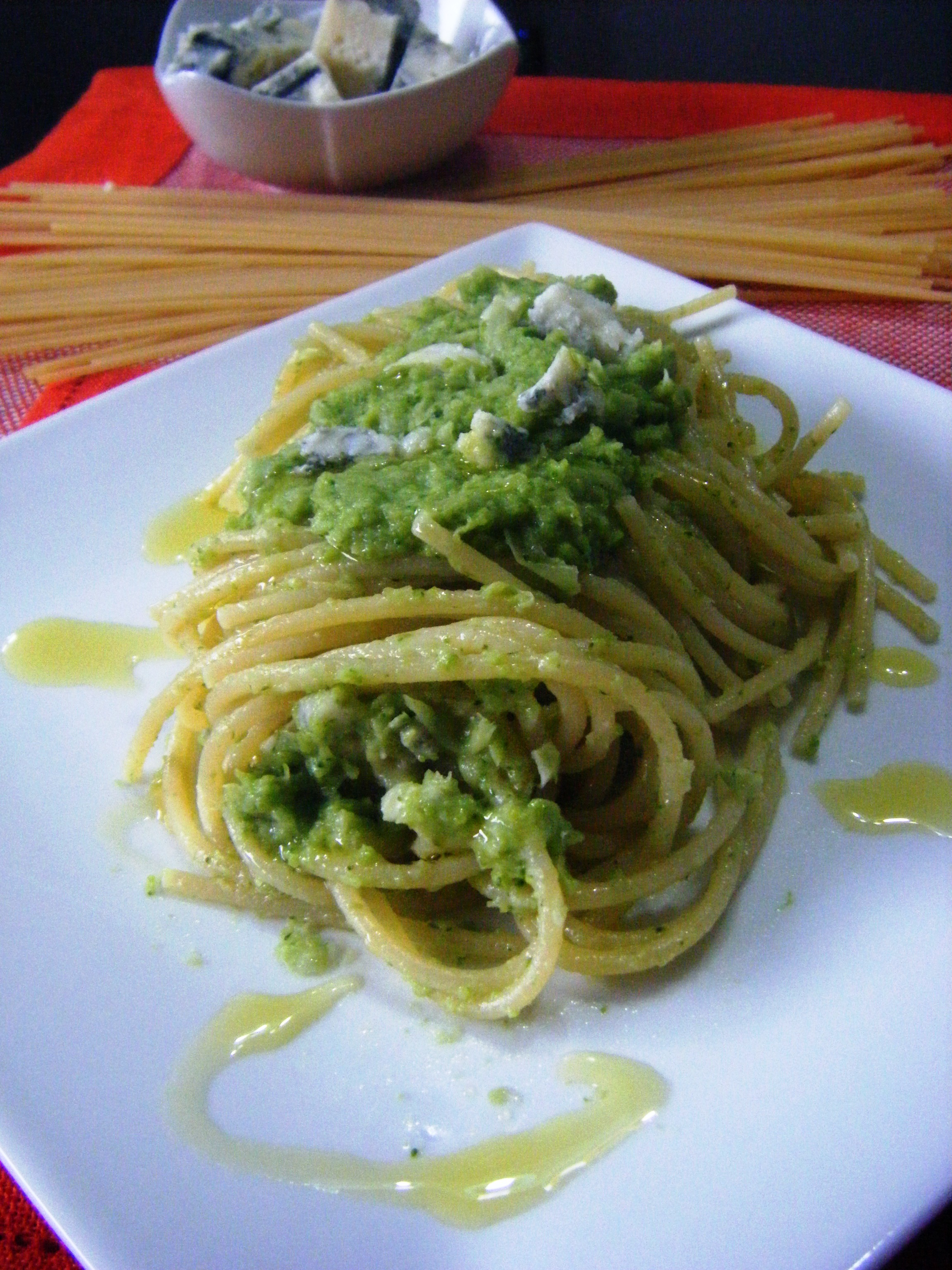 Spaghetti con pesto di zucchine e gorgonzola | Pasticciando con Rosy